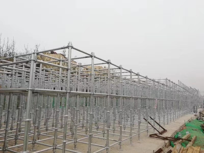 搭建腳手架橫向掃地桿與縱向掃地桿時，怎么設置好？ (圖1)